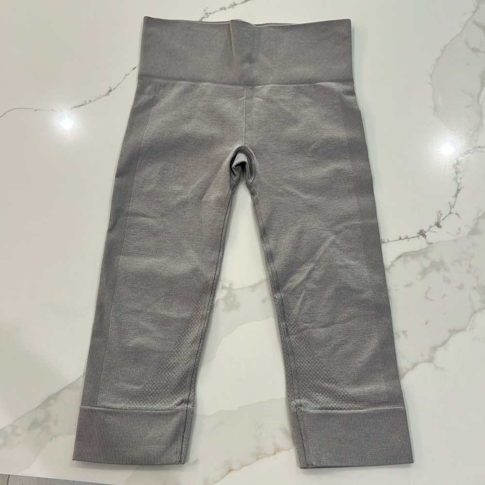 Lulu Lemon cropped gray leggings with ribbed details! (wool running)